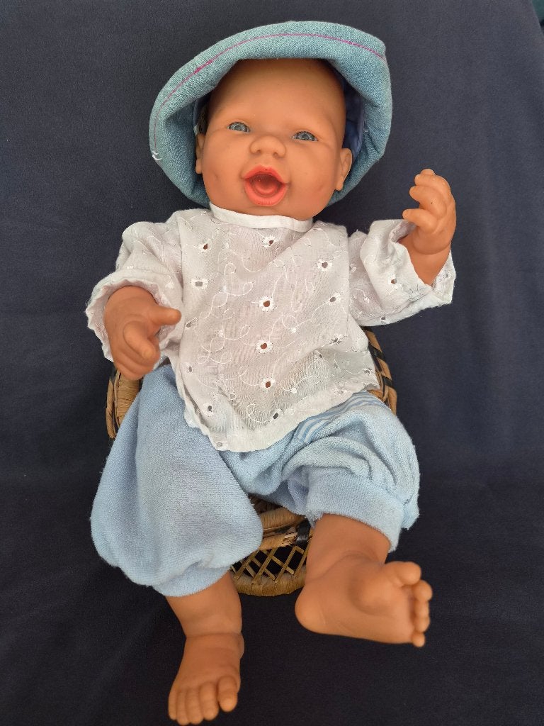 Falca babypop in stoeltje – blauwe outfit – ca. 40 cm, Verzamelen, Poppen, Ophalen of Verzenden, Zo goed als nieuw, Pop