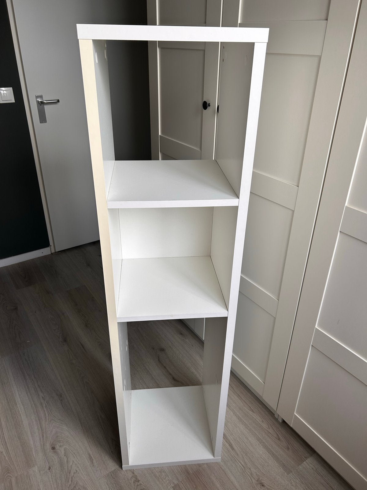 Witte smalle boekenkast/opbergkast van Jysk met 3 vakken, Huis en Inrichting, Kasten | Boekenkasten, Ophalen, Met plank(en), Minder dan 50 cm
