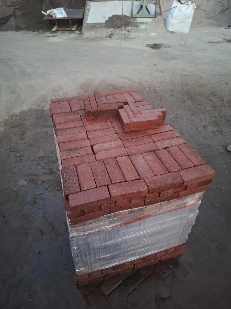 150m² beton waalformaat rood, gebruikt, op pallet, Tuin en Terras, Ophalen of Verzenden, Beton, Terrastegels