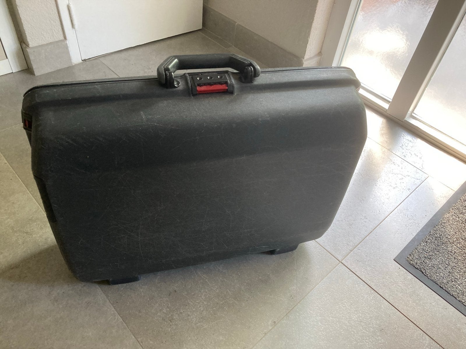 Stevige zwarte koffer met slot, Sieraden, Tassen en Uiterlijk, Ophalen, Gebruikt, 50 tot 60 cm, Hard kunststof