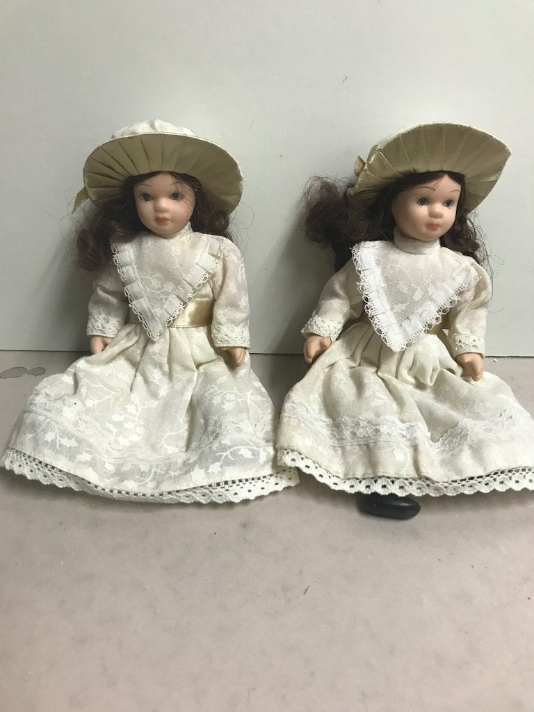 Set van 2 Vintage Porseleinen Poppen in Crèmekleurige Jurken, Verzamelen, Ophalen of Verzenden, Gebruikt, Pop