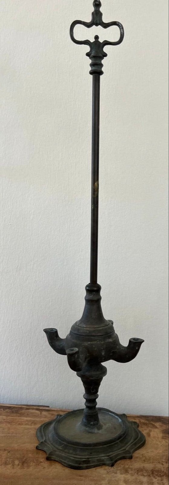 Antieke olielamp met vier tuiten, Antiek en Kunst, Antiek | Kandelaars, Ophalen of Verzenden, Koper of Brons