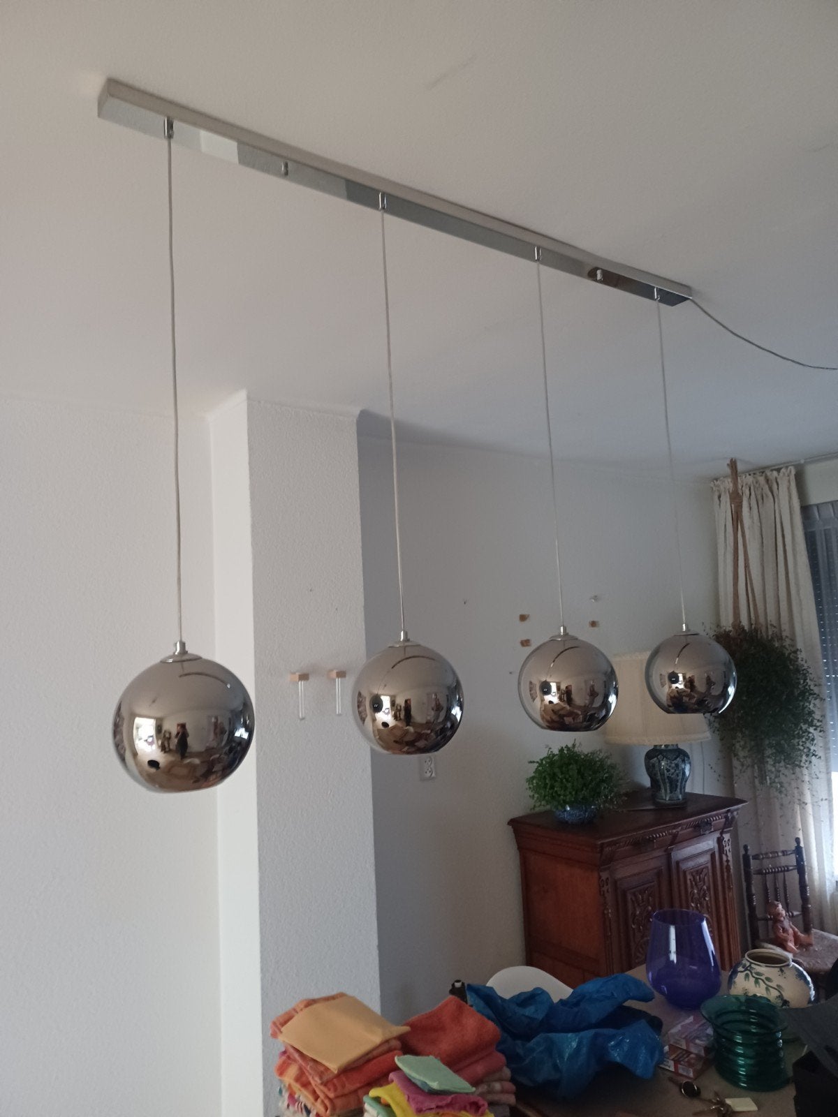 Moderne hanglamp met 4 glazen bollen dimbaar, Huis en Inrichting, Lampen | Hanglampen, Zo goed als nieuw, Glas, Modern, E27 (groot)