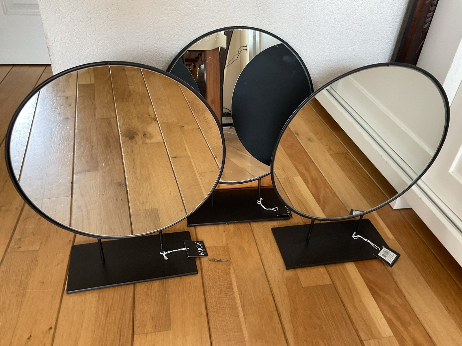 Drie ronde zwarte spiegels op voet perfect voor kapsalon, Huis en Inrichting, Woonaccessoires | Spiegels, Ophalen, Minder dan 50 cm