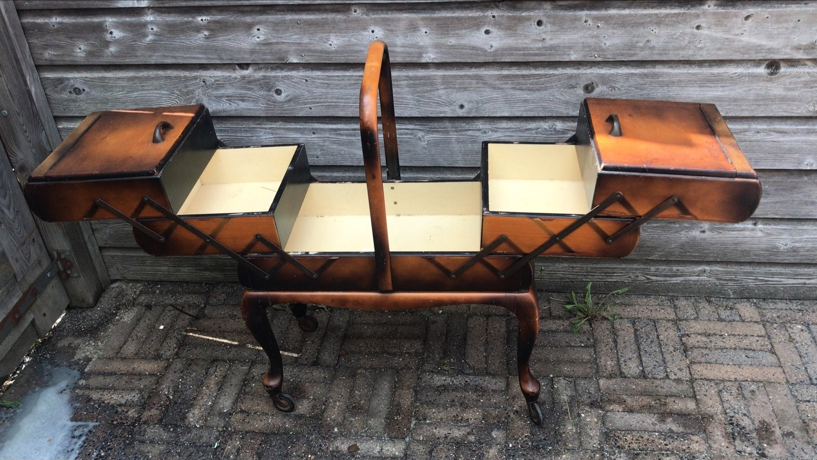 Antieke houten naaidoos op poten, Ophalen