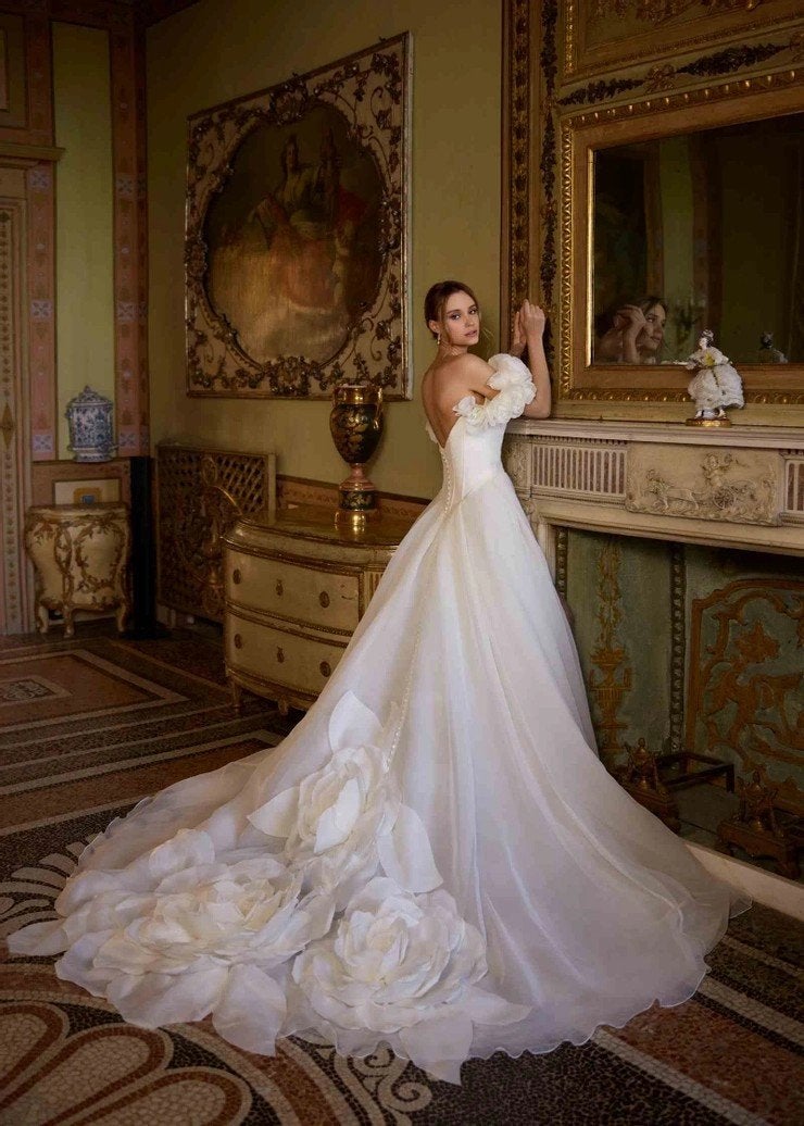 Prachtige trouwjurk met bloemendetails en split, Trouwjurk, Wit, Ophalen of Verzenden, Onbekend
