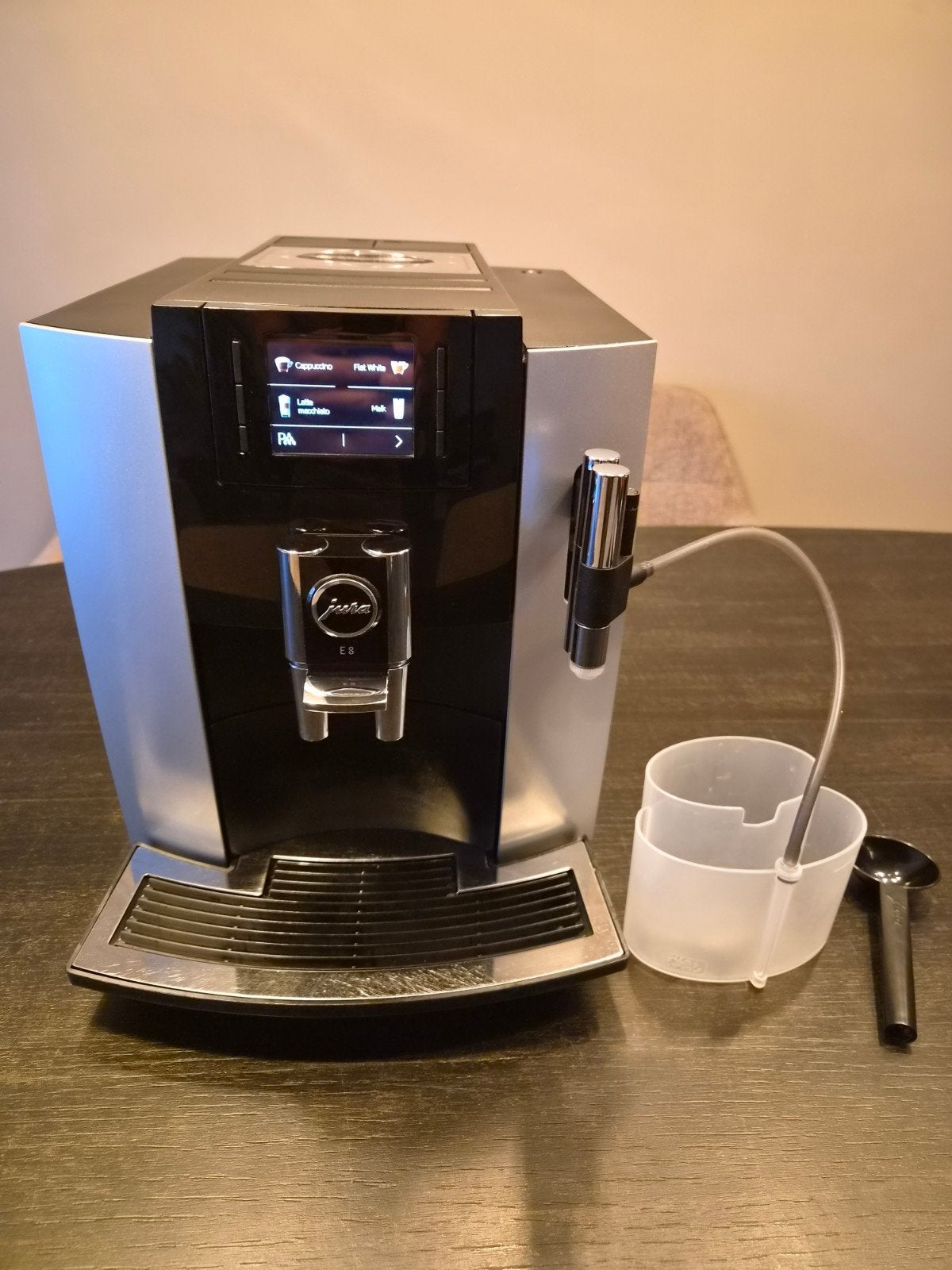 Jura E8 platin [ Garantie & onderhoudsbeurt ], Afneembaar waterreservoir, 10 kopjes of meer, Koffiemachine, Gemalen koffie