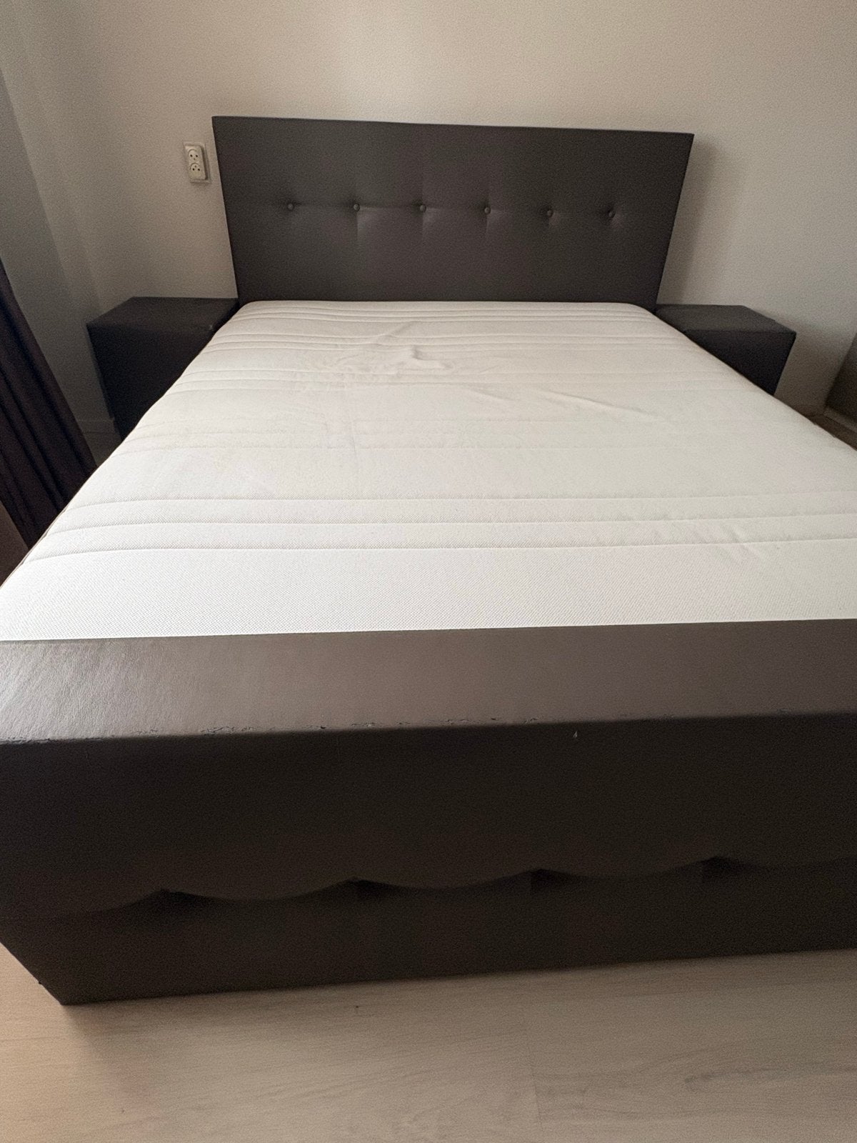 Tweepersoonsbed met nachtkastjes en matras, Huis en Inrichting, Slaapkamer | Bedden, Ophalen, Overige materialen, Gebruikt, Bruin