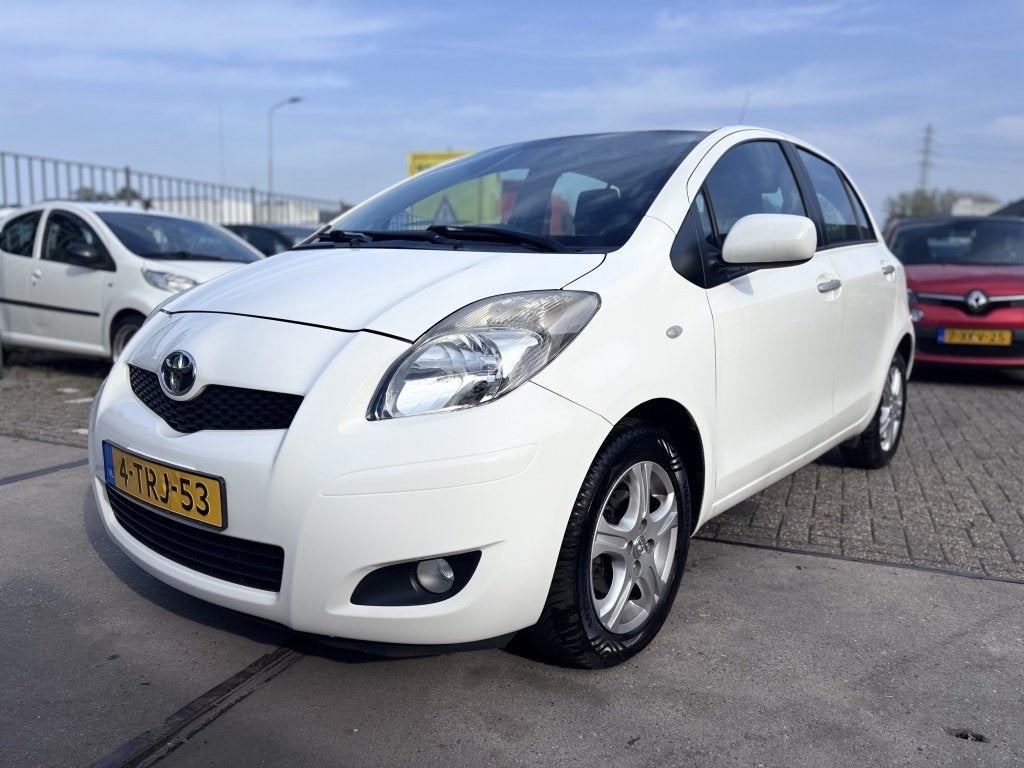 Toyota Yaris 1.3 VVTi Aspiration AUTOMAAT! (bj 2011), Auto's, Euro 5, 750 kg, 4 cilinders, Wit
