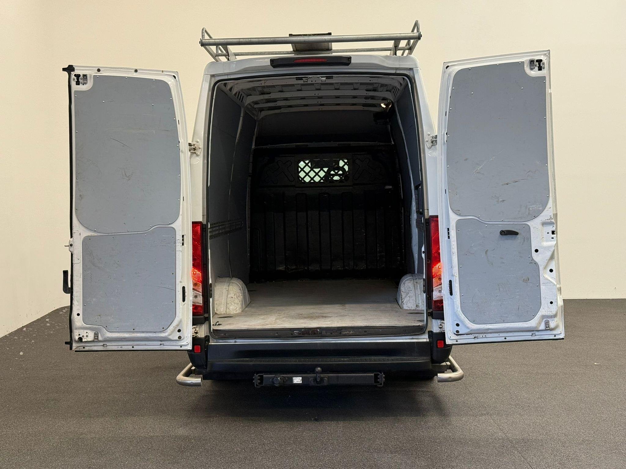 Iveco Daily 35S14 140pk L2H2/L3H2 3500kg Trekhaak Airco Crui, Auto's, Bestelauto's, Gebruikt, Euro 6, Iveco, Bedrijf