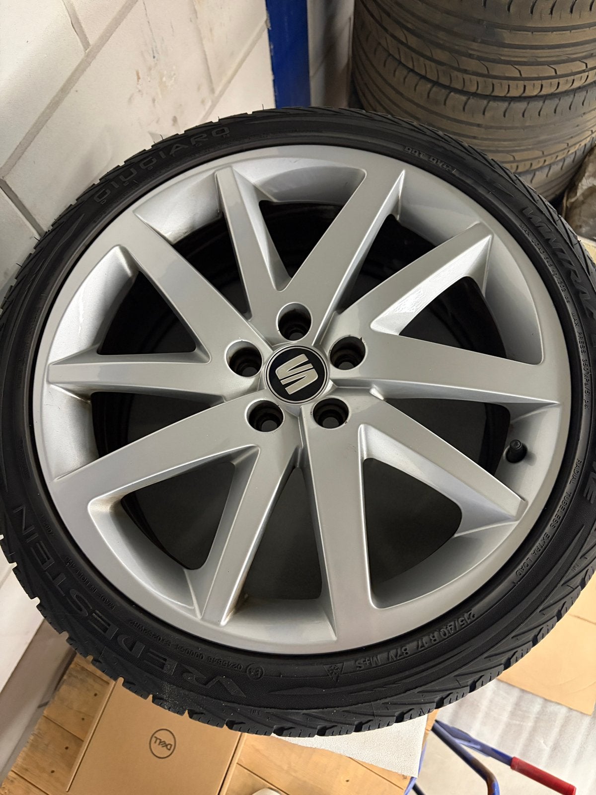 Seat VAG winterset 215/40/R17 met Vredestein Wintrac 6mm, Auto-onderdelen, 215 mm, Banden en Velgen, 17 inch, Winterbanden