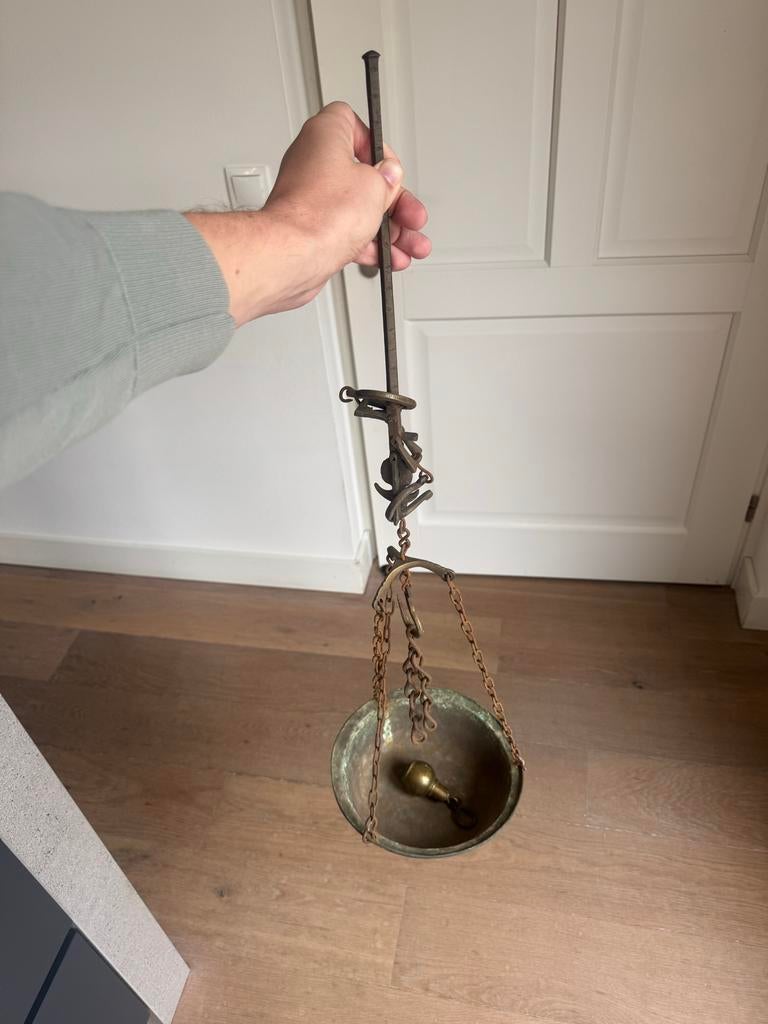 Antieke hangweegschaal met koperen schaal, Ophalen