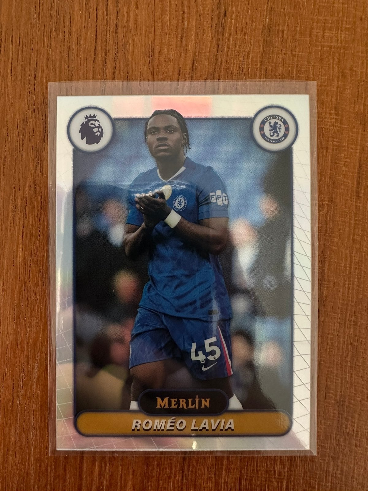 Topps 2026 Merlin Roméo Lavia #64 Chelsea Refractor, Verzenden, Zo goed als nieuw, Buitenlandse clubs, Spelerskaart