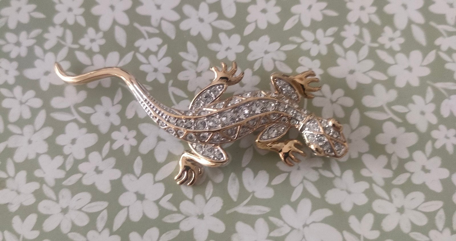 Chique goudkl. hagedis broche met witte/blauwe strass., Ophalen of Verzenden, Nieuw, Met strass