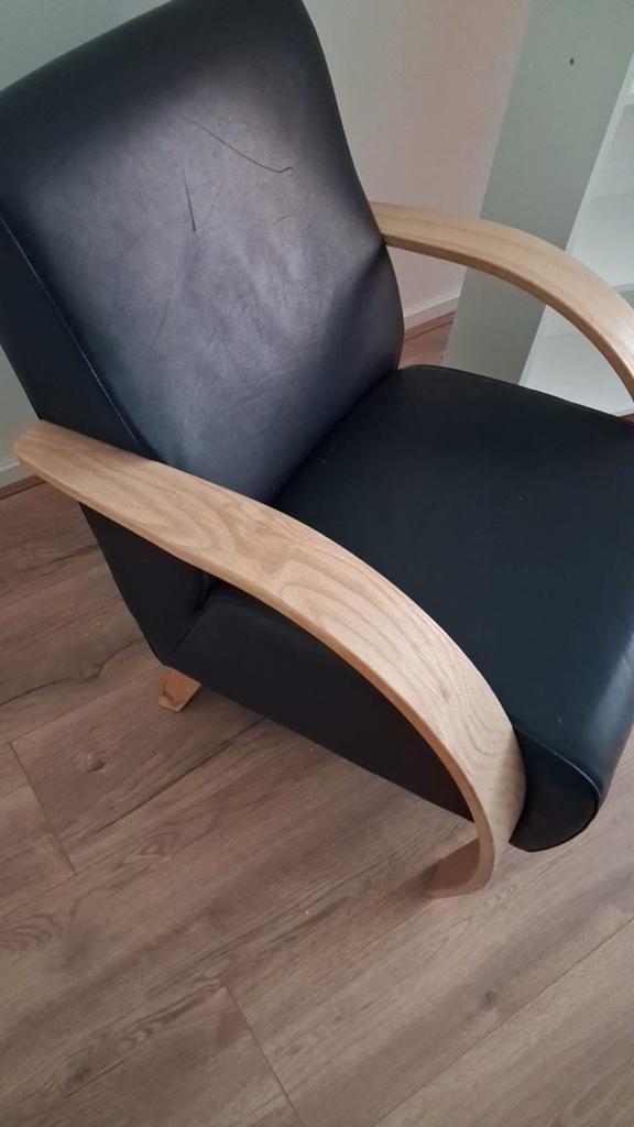 Comfortabele fauteuil met zwart leer en houten armleuningen, Ophalen of Verzenden, Zo goed als nieuw, Leer, 75 tot 100 cm