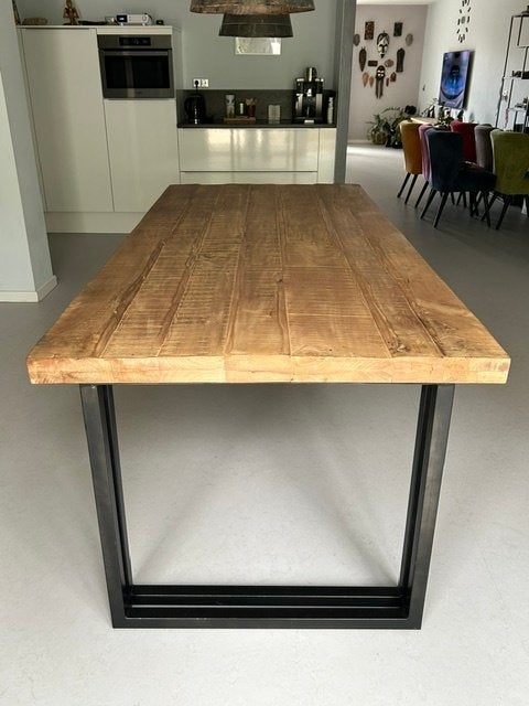 Foto 3 van Robuuste eettafel (lang) van mangohout met metalen onderstel