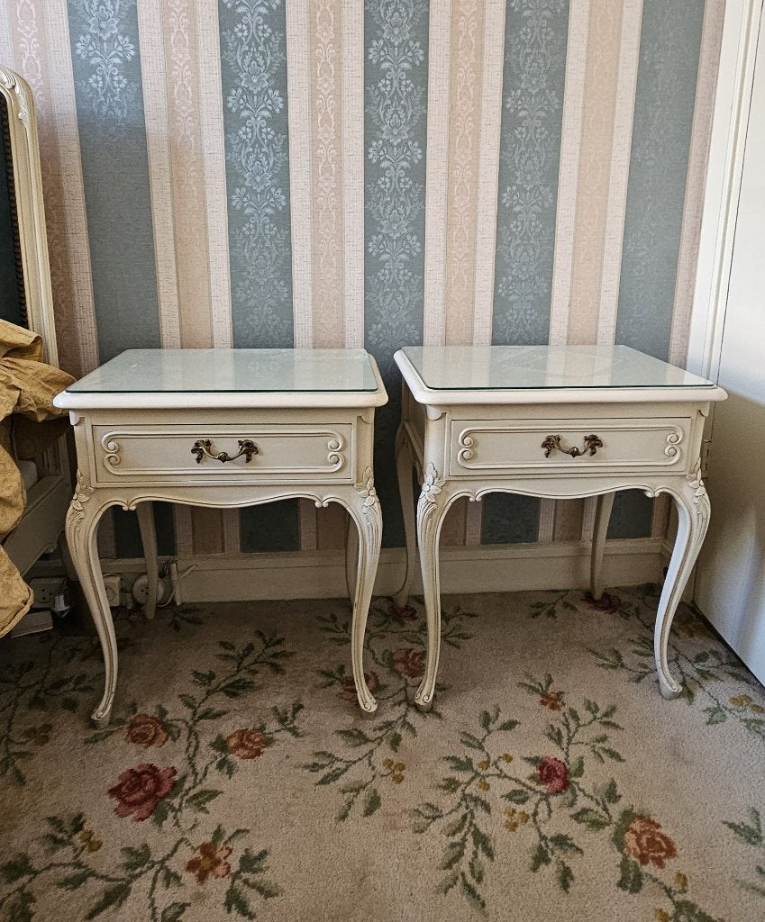 Een paar nachtkastjes in Franse brocante stijl, Ophalen, Gebruikt, 55 tot 70 cm, 45 tot 65 cm