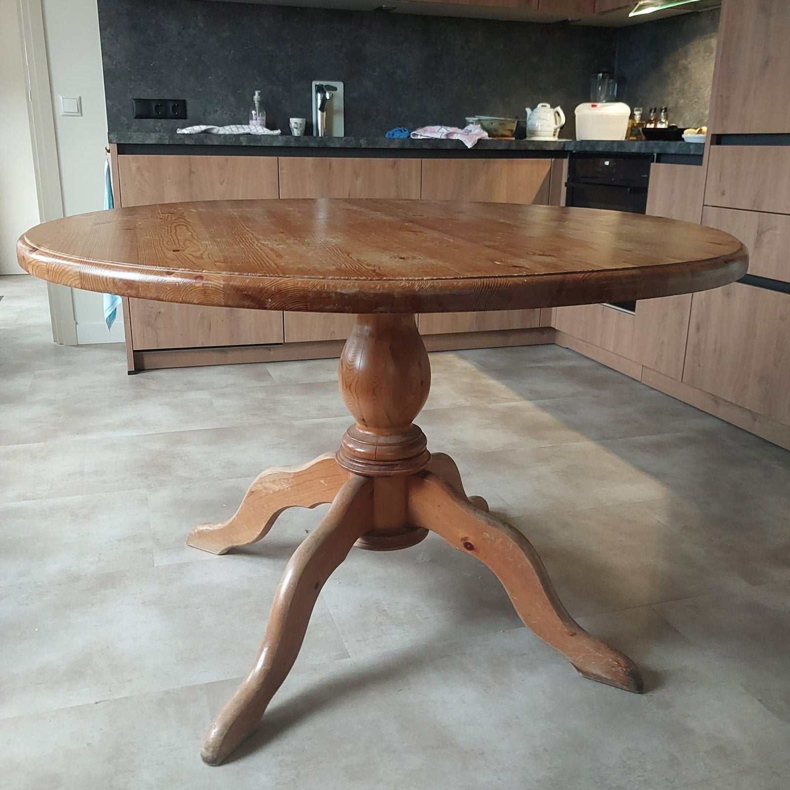 Ronde grenenhouten tafel met gebruikerssporen - Ø 1.20m, Ophalen, Gebruikt, 100 tot 150 cm, Rond