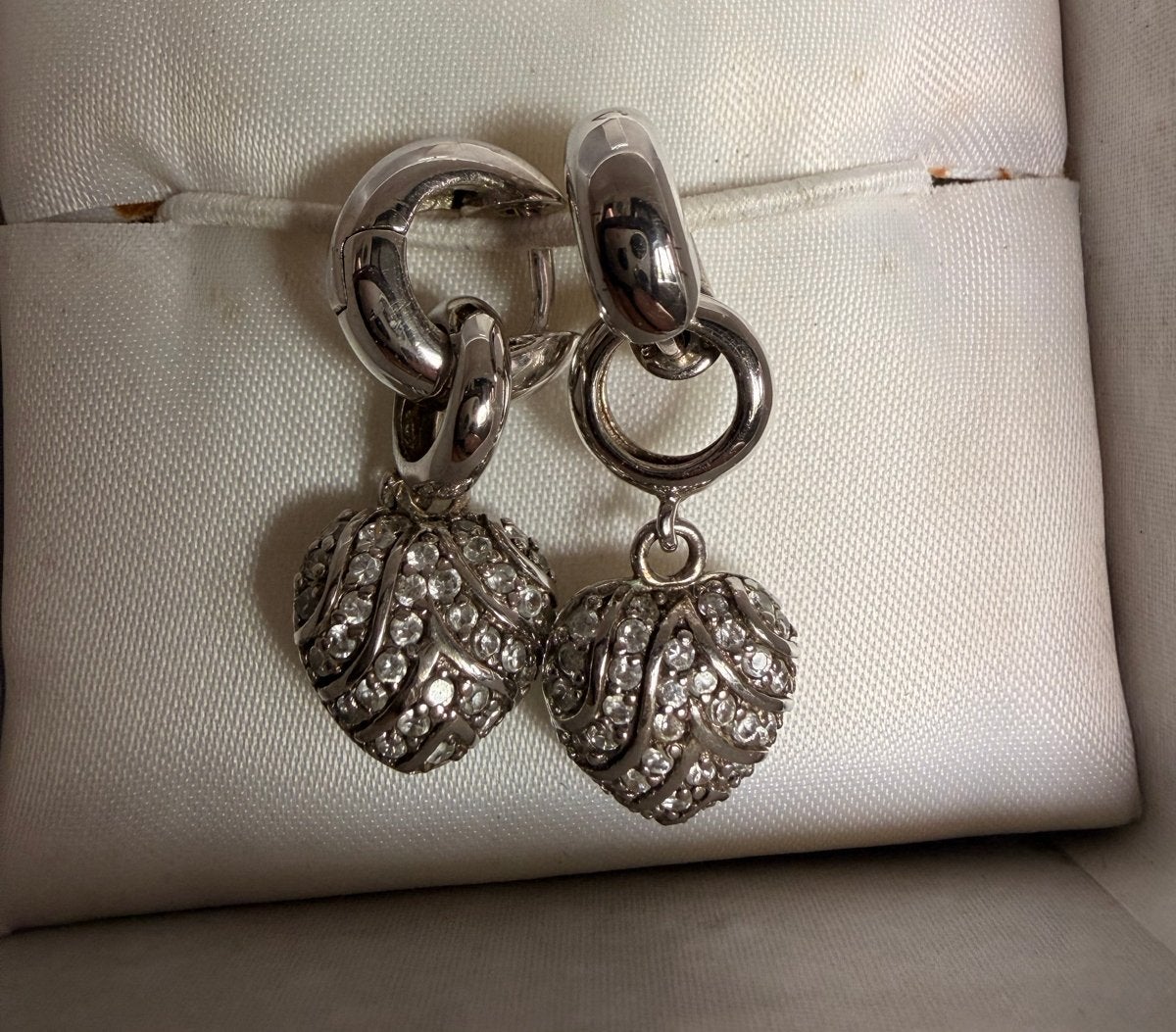 Nieuwe zilverkleurige hartjes oorbellen van Juwelier, Overige materialen, Hangers, Verzenden, Nieuw