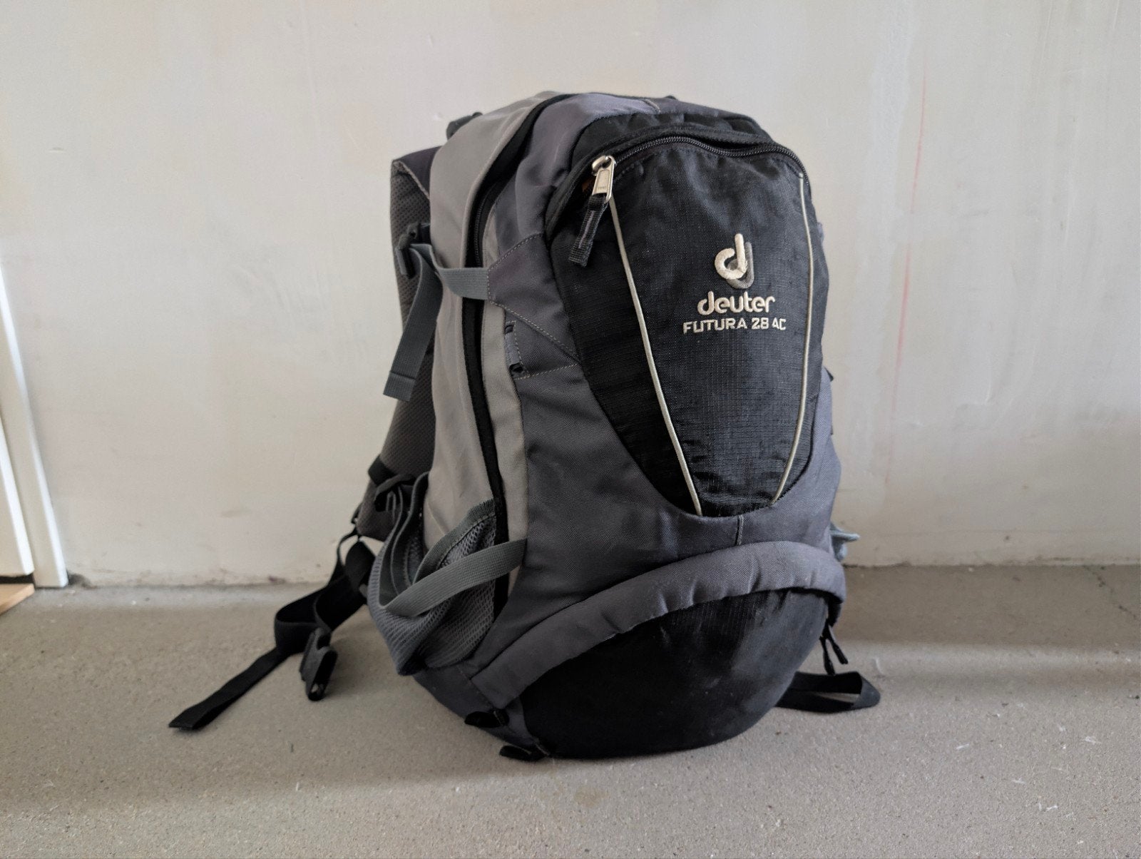 Deuter Futura 28 AC rugzak - Grijs/Zwart, Gebruikt, 25 tot 40 cm, Ophalen of Verzenden, Trekking