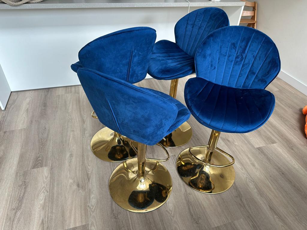 Set van 4 blauwe fluwelen barstoelen met gouden onderstel, In hoogte verstelbaar, Ophalen of Verzenden, Zo goed als nieuw, 90 cm of meer