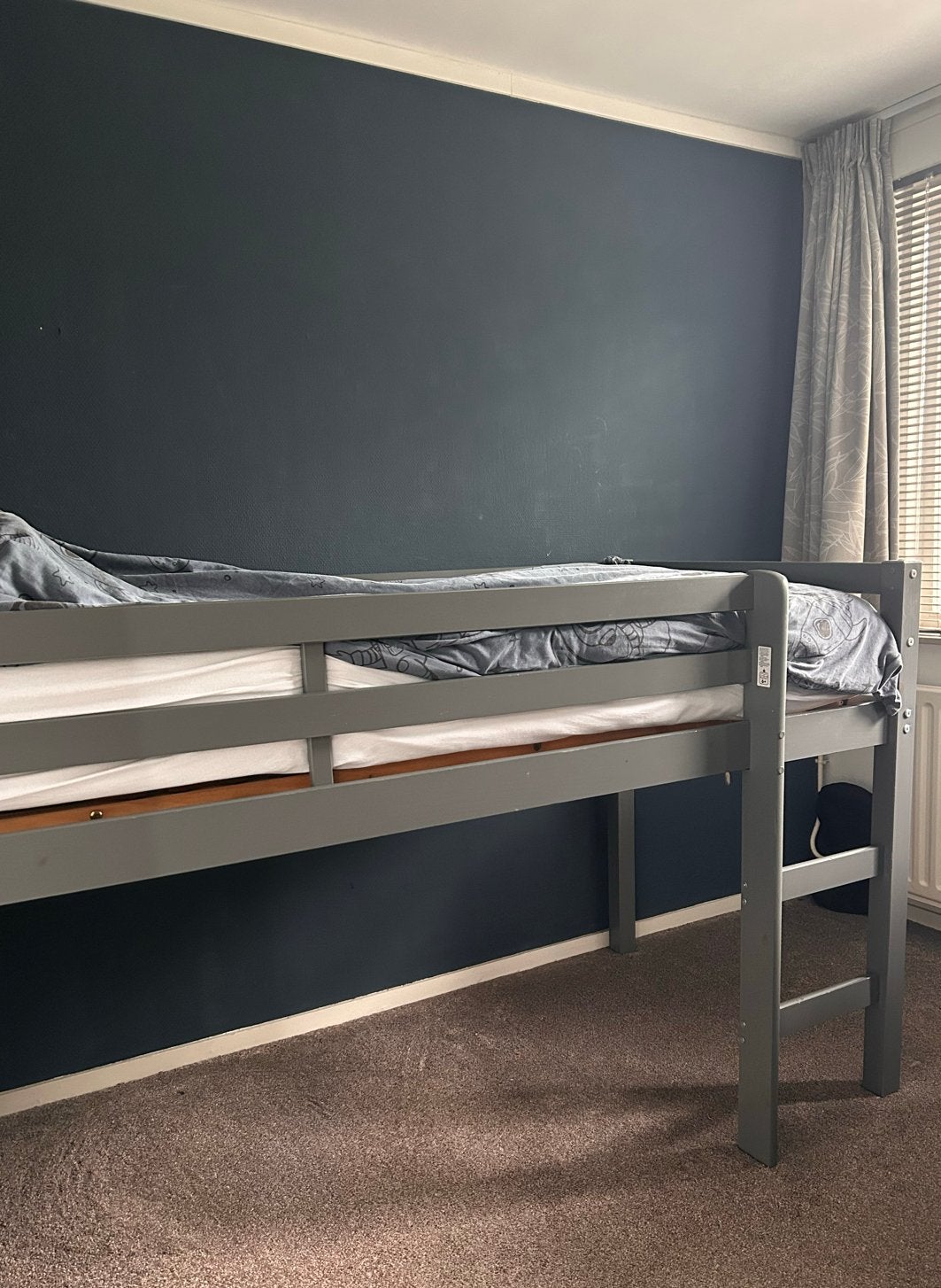Grijs halfhoogslaper bed met lattenbodem, Ties Leenbakker, Kinderen en Baby's, Ophalen, 85 tot 100 cm, Gebruikt, Hoogslaper of Stapelbed
