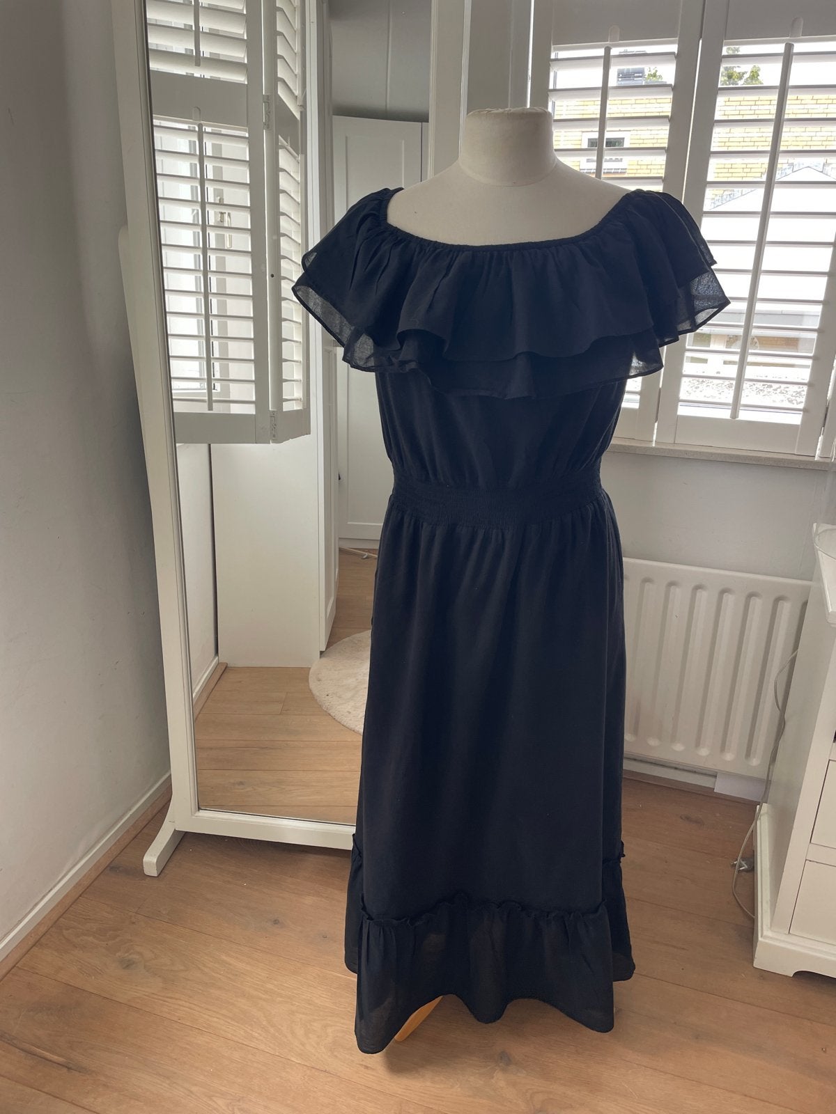Liu Jo Zwarte Maxi Jurk met Ruches - Maat M, Kleding | Dames, Jurken, Zo goed als nieuw, Maat 38/40 (M), Zwart, Onder de knie