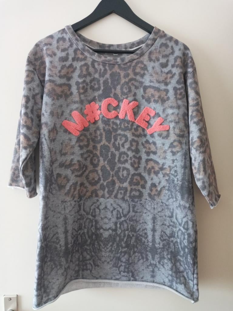 M aparte top 3/4 mouw grijs bruin panterprint + tekst Mickey, Maat 38/40 (M), Nieuw, Ophalen of Verzenden, Lange mouw