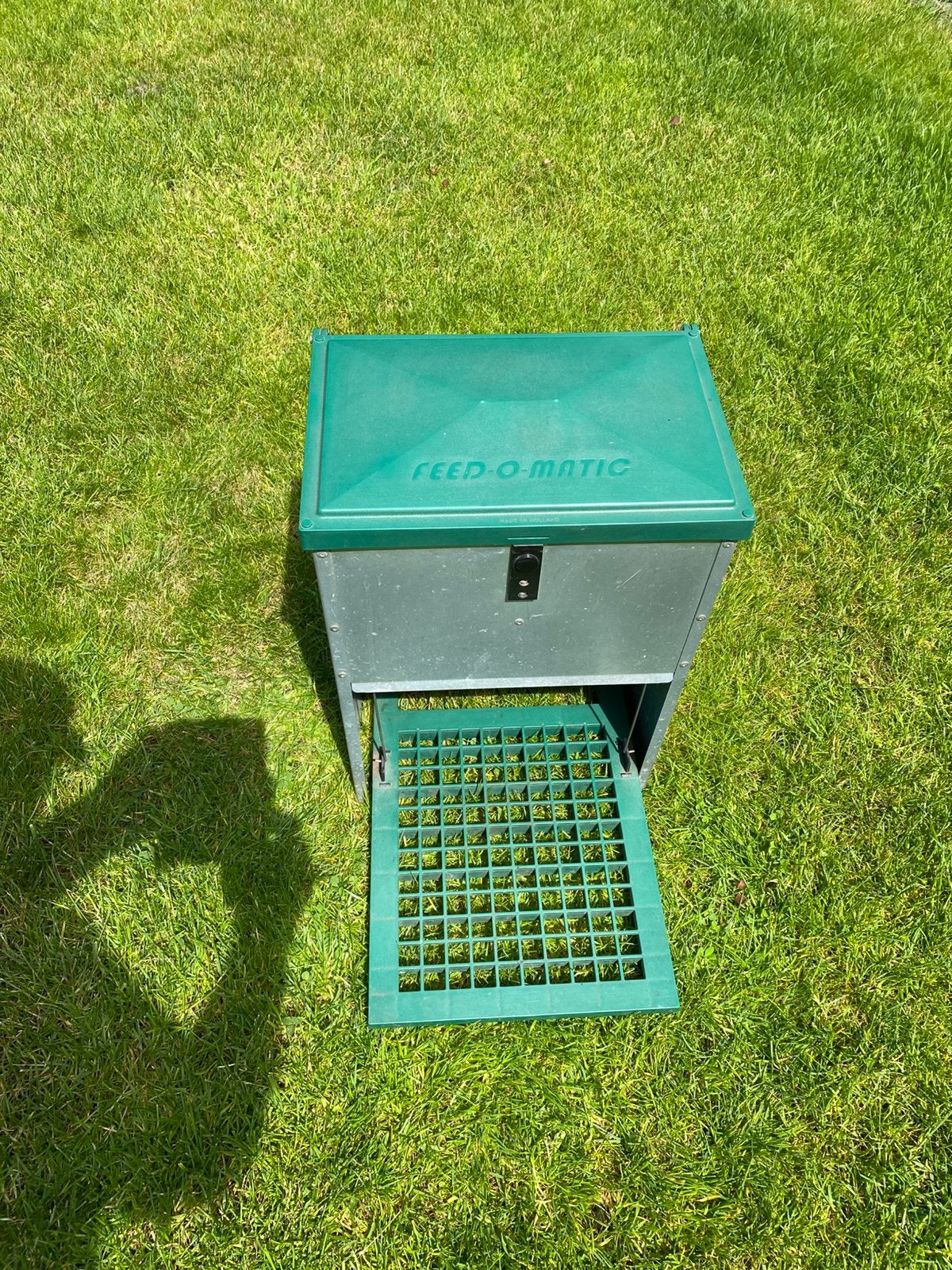 Feed o matic trapbak voedersilo voederbak 8 kg izgst, Dieren en Toebehoren, Pluimvee | Toebehoren, Ophalen of Verzenden, Zo goed als nieuw