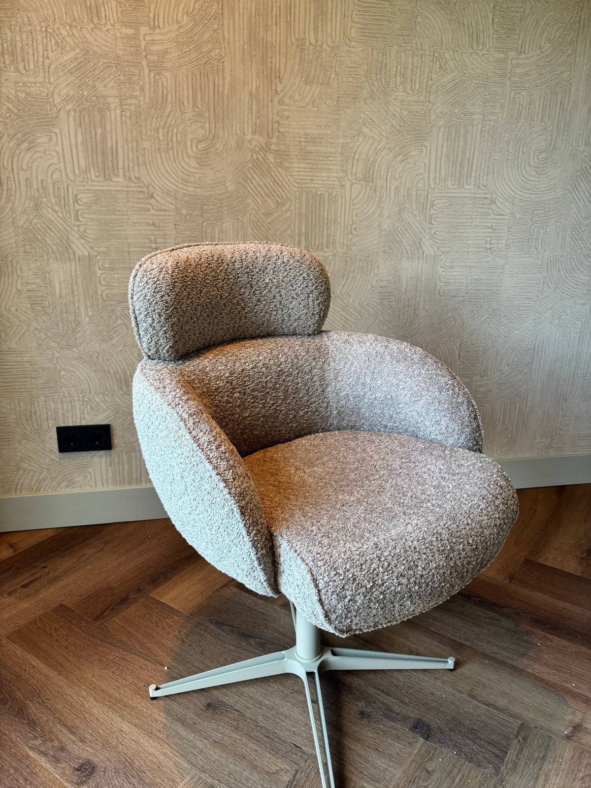 Set van 4 PMP Diana eetkamerstoelen - Bouclé, Huis en Inrichting, Stoelen, Ophalen, Bruin, Nieuw, Vier