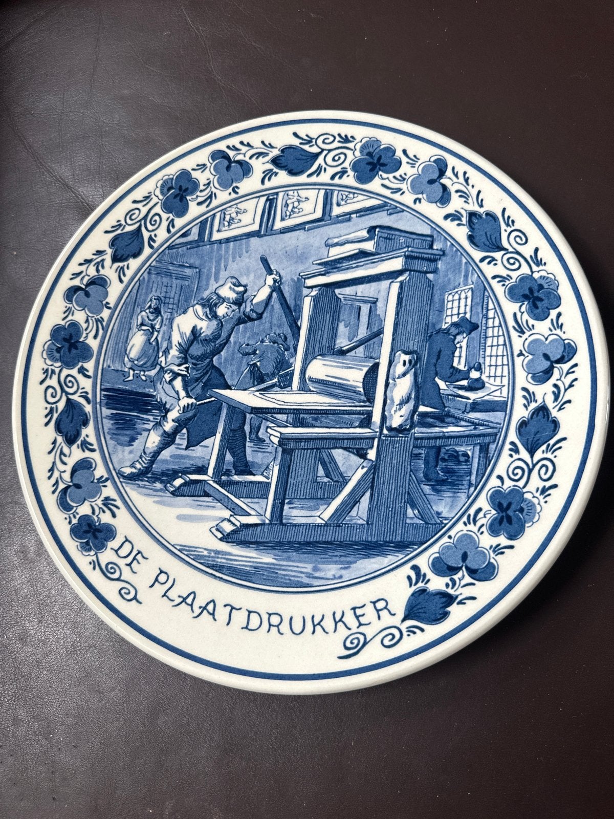 Delfts Blauw Wandbord 'De Plaatdrukker' - Royal Goedewaagen, Antiek en Kunst, Ophalen of Verzenden