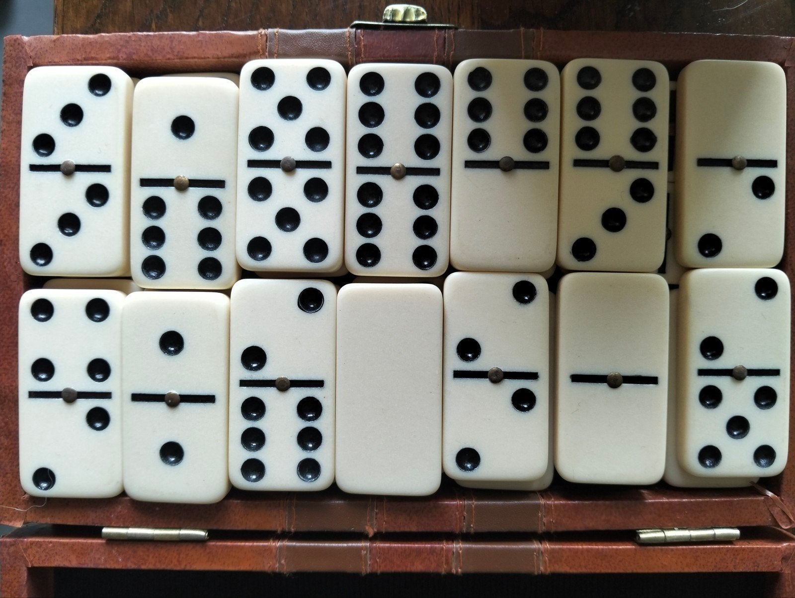 Vintage Domino Reisspel in Leren Koffer, Een of twee spelers, Ophalen of Verzenden, Gebruikt, Reisspel