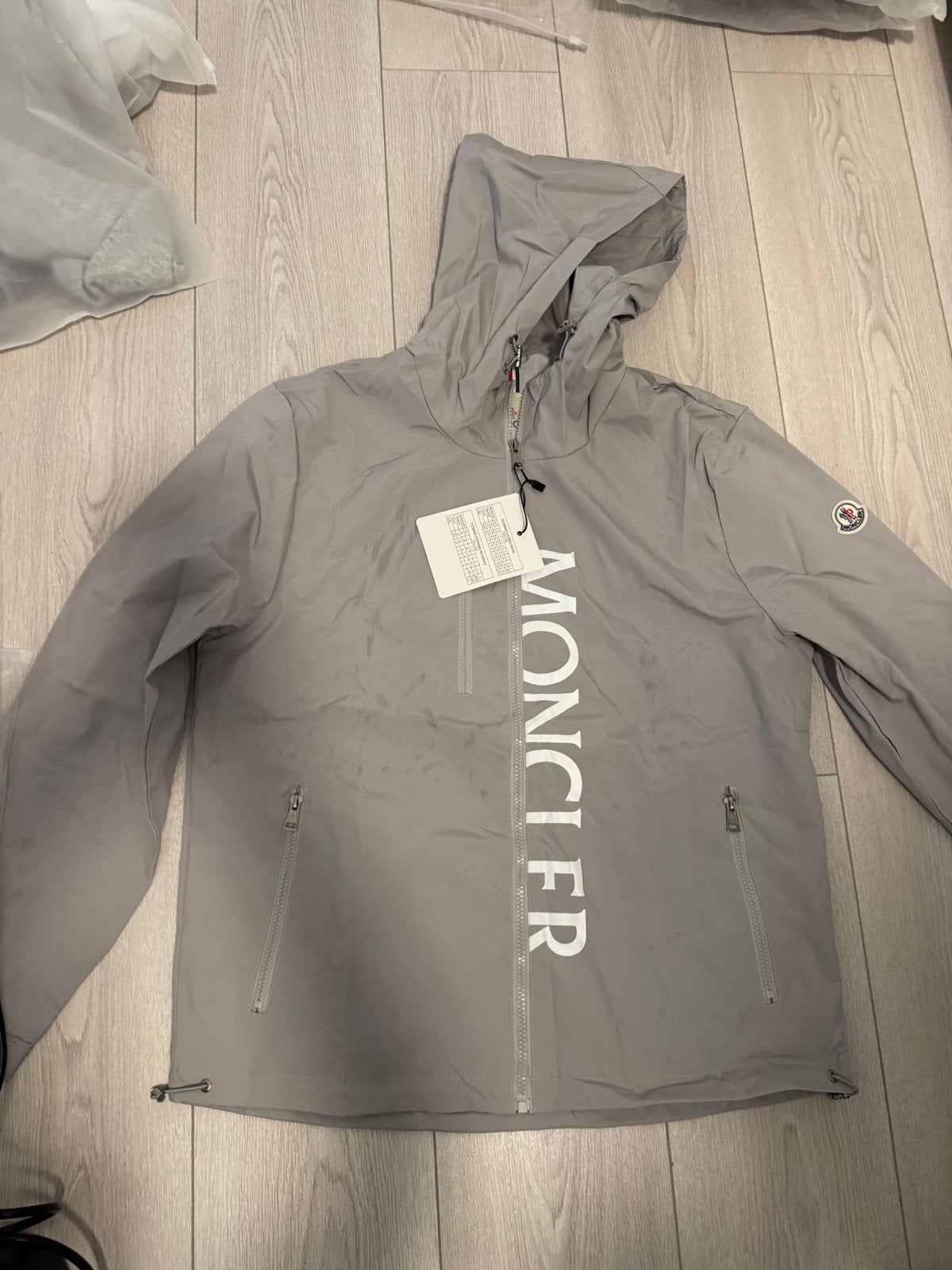 Moncler Windbreaker Jas - Grijs, Nieuw met labels, Ophalen, Nieuw, Maat 52/54 (L), Grijs