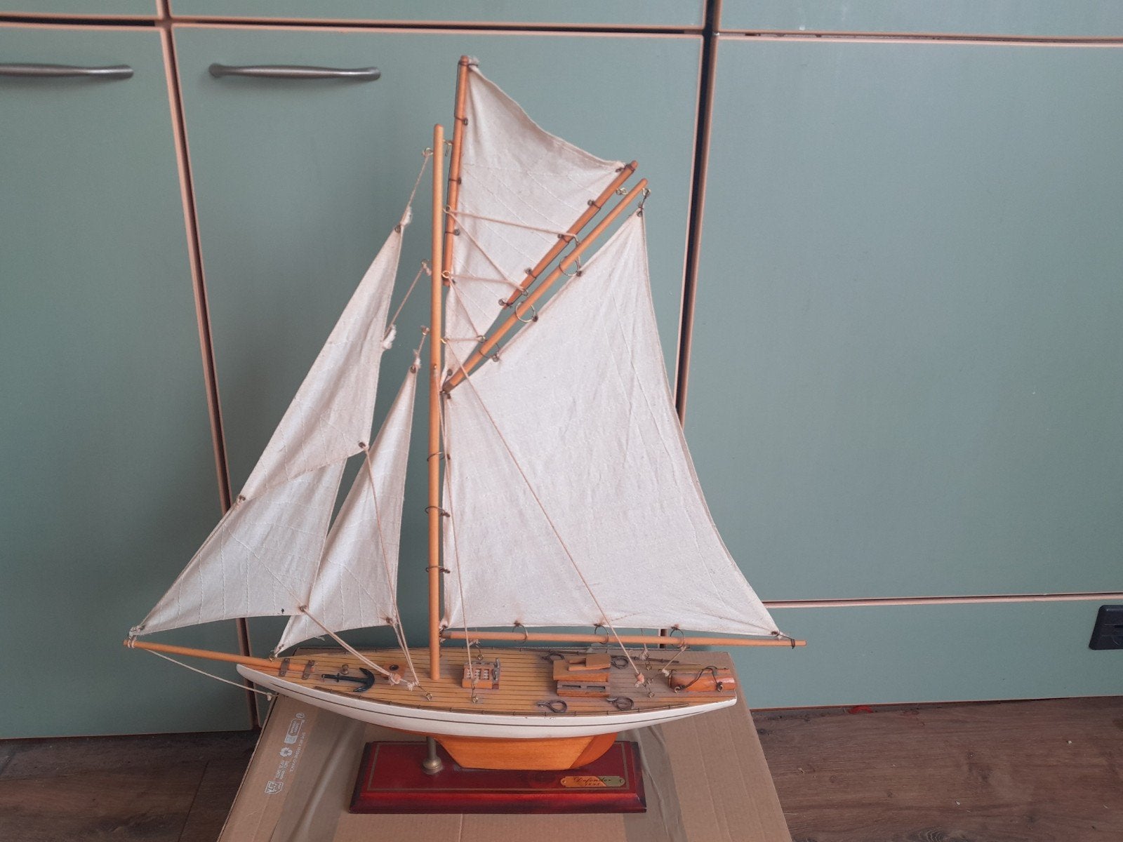 Modelzeilboot Defender 1895 - Gedetailleerd scheepsmodel, Ophalen, Zo goed als nieuw