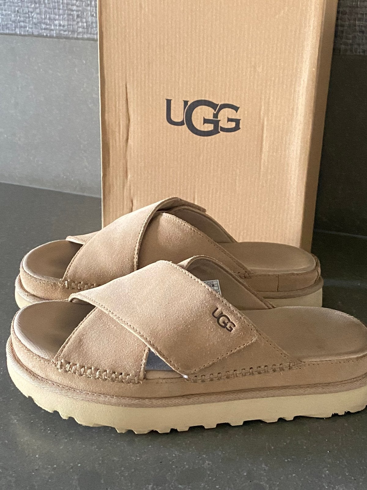 Uggs Goldenstar Cross Slide - Maat 39, Slippers, UGG, Beige, Ophalen of Verzenden