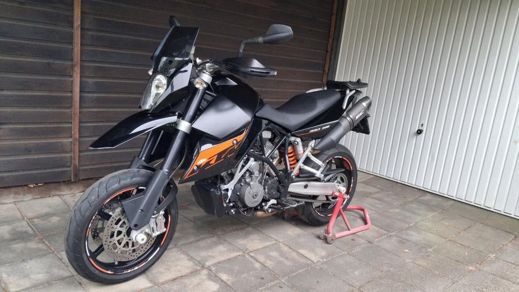 KTM 990 SM. Met SC project dempers en koffer, 2 cilinders, Sportuitlaat, Occasion, Motorrijbewijs A