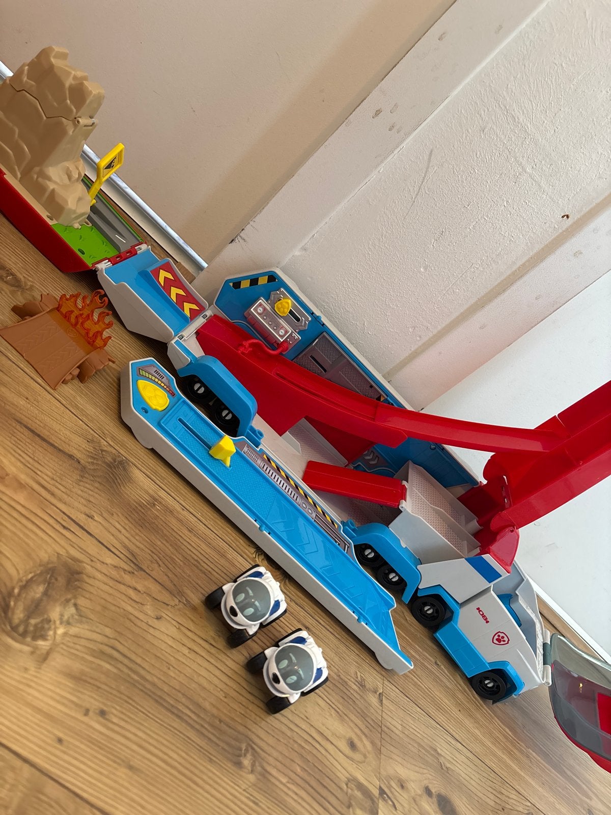 Paw Patrol vrachtwagen paw patroller racebaan met 2 auto's, Ophalen, Zo goed als nieuw