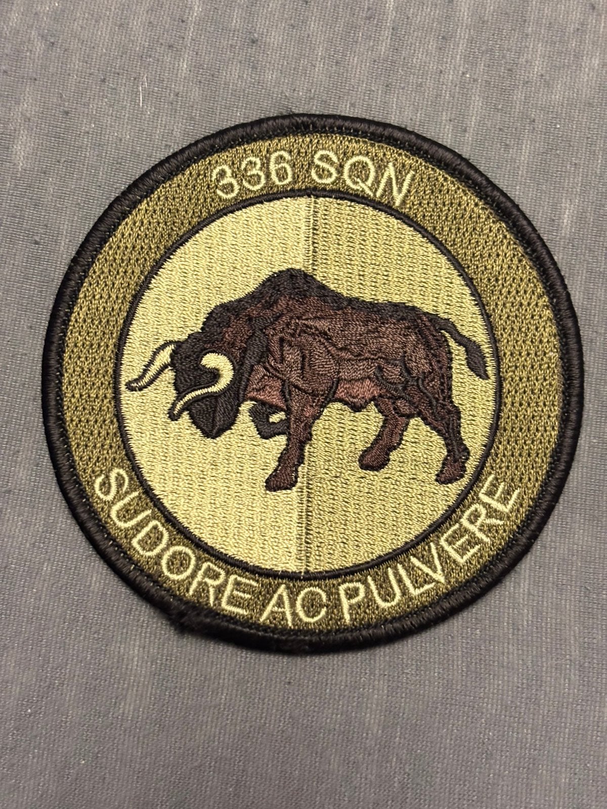 Embleem 336 SQN C-130 Hercules, Verzamelen, Verzenden, Luchtmacht, Nederland, Embleem of Badge