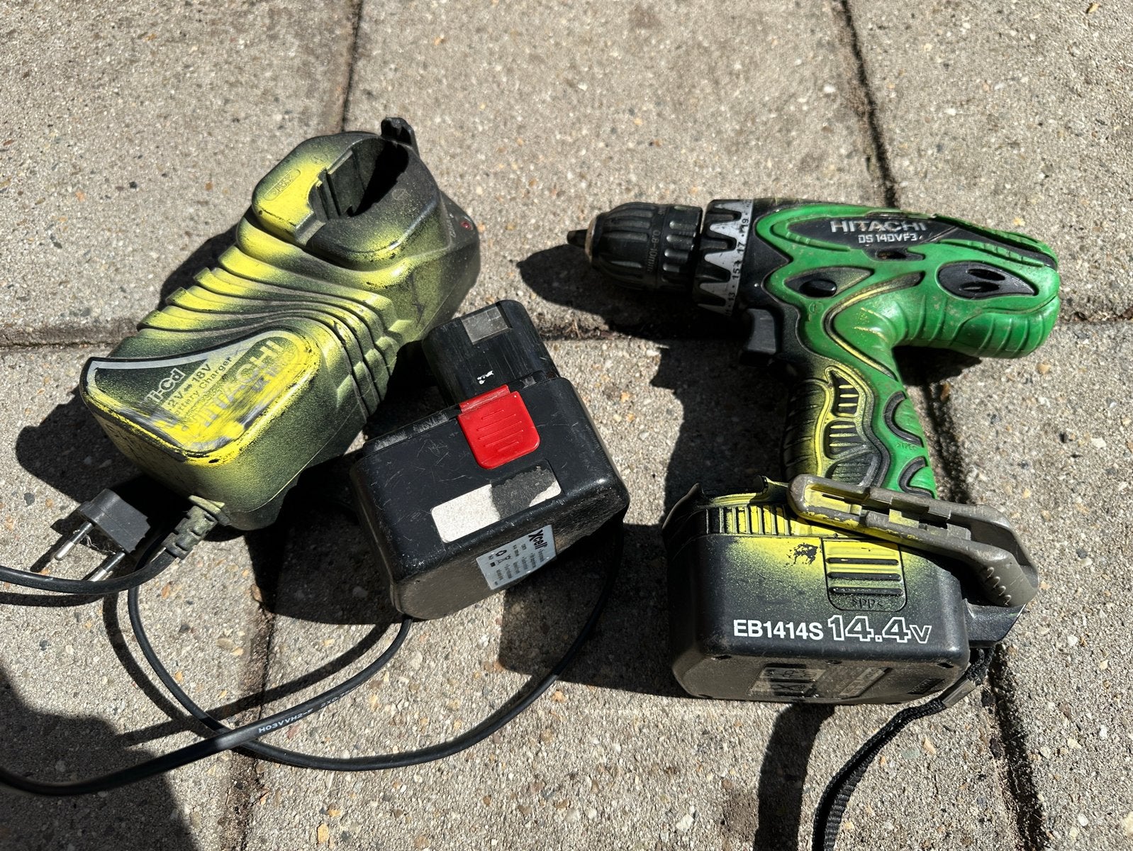 Hitachi DS14DVF3 Accuboormachine met lader en accu, Doe-het-zelf en Verbouw, Gereedschap | Boormachines, Ophalen, Gebruikt, Minder dan 400 watt