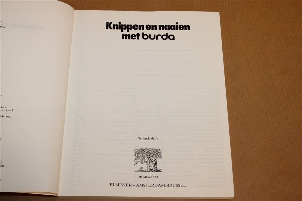 Knippen En Naaien Met Burda — Dameskleding Maken, Ophalen of Verzenden, Gelezen