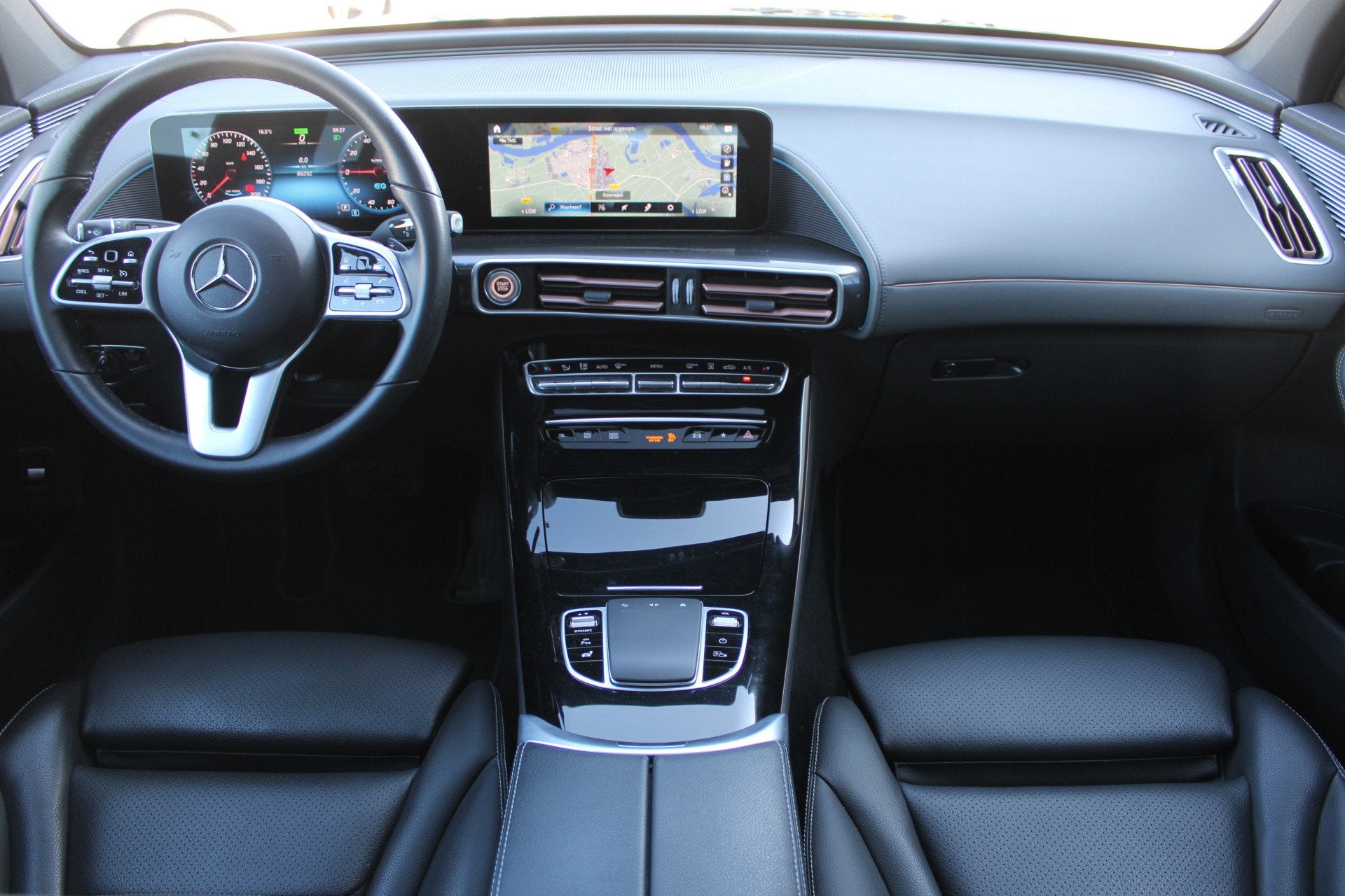 Mercedes-Benz EQC 400 4MATIC 80kWh (SOH 95.84%) Luxury LEDER, Automaat, Zwart, 2395 kg, Blauw