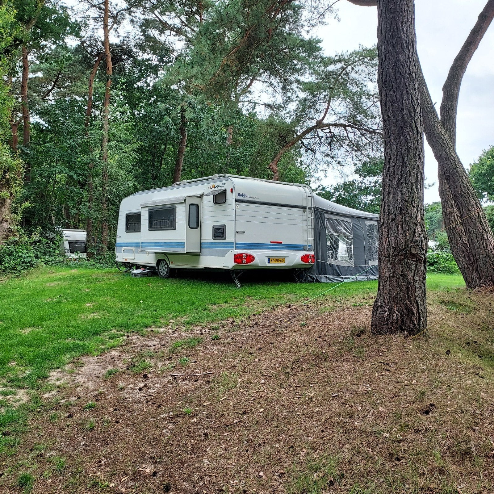 T.k. Hobby 560 kmfe met slide out en diepe voortent en mover, Mover, Rondzit, Hobby, Frans bed