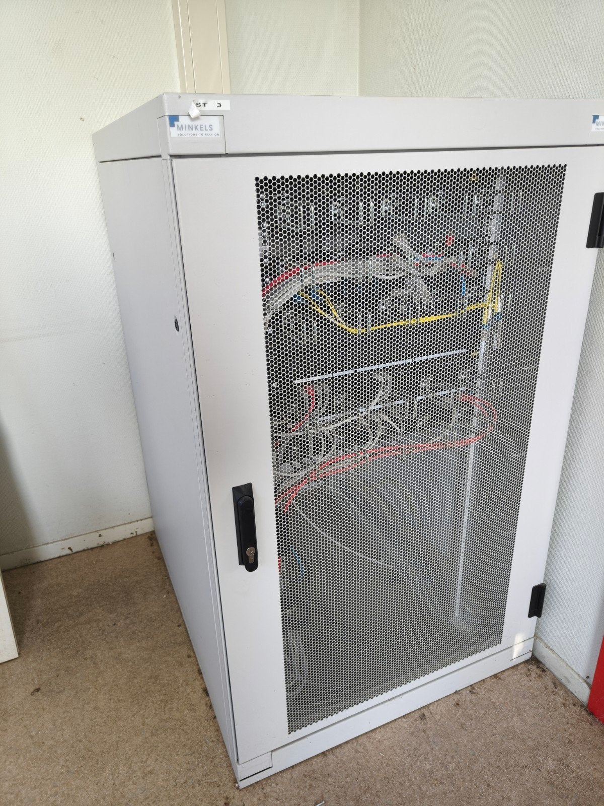 Minkels Serverkast - Geperforeerde Deuren, Zonder Sleutel, Ophalen, Gebruikt, Geperforeerd, Geperforeerd
