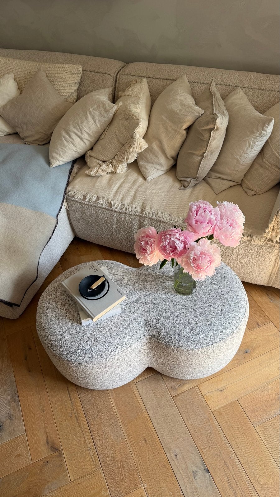 Versatile pouf / side table - nooma design, Huis en Inrichting, Stoelen, Zo goed als nieuw, Twee, Stof, Ophalen