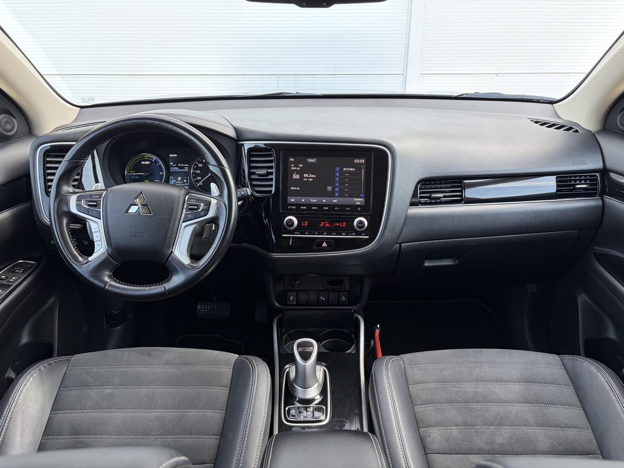 Mitsubishi Outlander 2.4 PHEV Intense / Trekhaak ( 1500 kg ), Automaat, Euro 6, 4 cilinders, 1865 kg