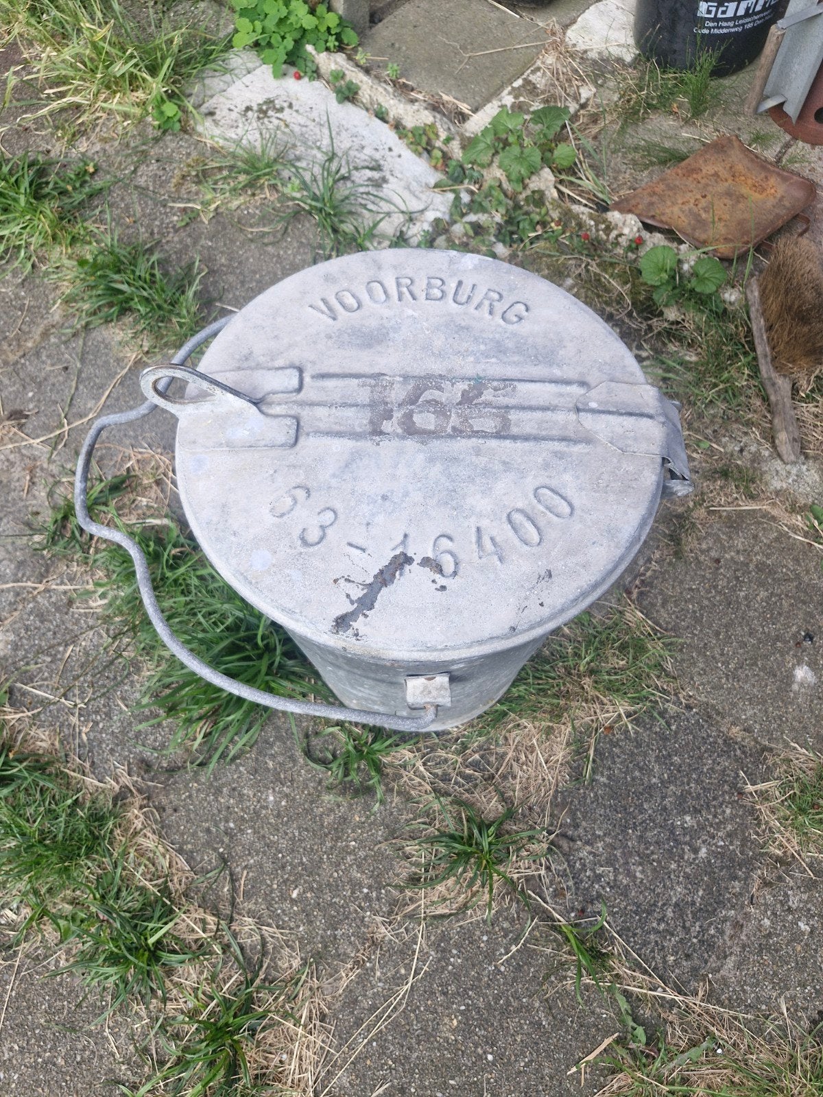 zinken vuilnisbak Voorburg.   nette staat. bodem goed., Ophalen
