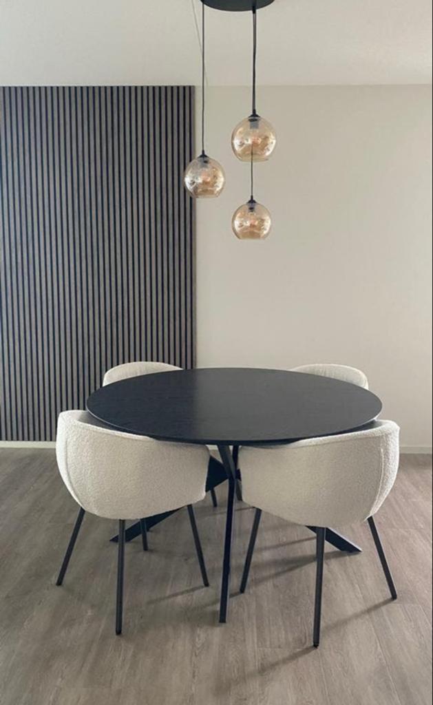 Zwarte eettafel (140 cm) met 4 witte bouclé stoelen, Ophalen, 100 tot 150 cm, Rond, Zo goed als nieuw