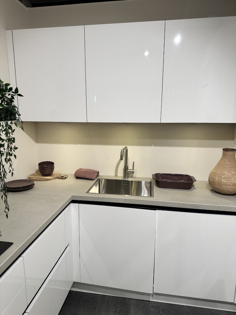 Nieuwe Showroomkeuken t.w.v. € 11999,=, Huis en Inrichting, Ophalen, U-keuken, Wit, Nieuw