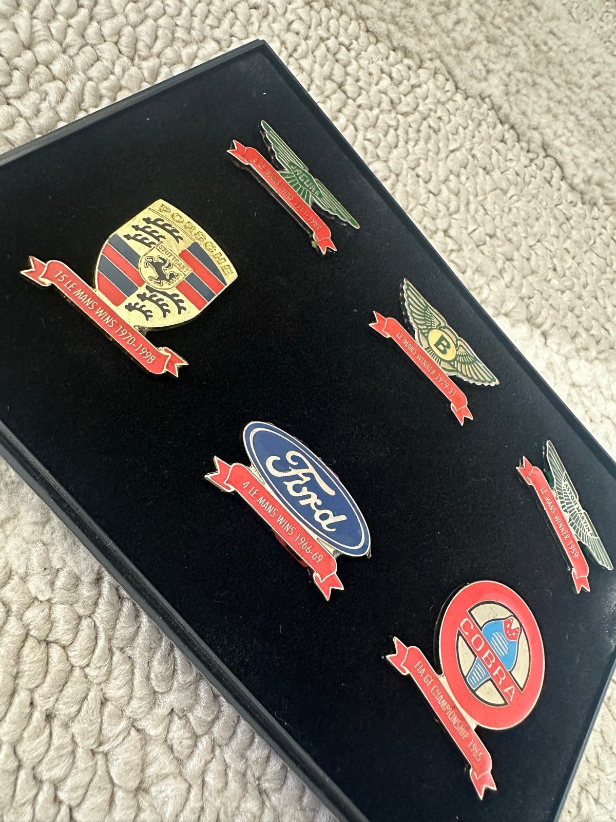 Set van 6 Le Mans raceauto merkspeldjes, Verzamelen, Ophalen of Verzenden, Gebruikt, Merk, Speldje of Pin