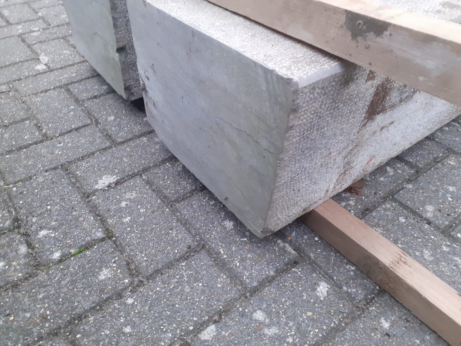 Hardsteen  traptrede 
100 cm breed 25 cm hoog  35 cm  diep, Ophalen, Gebruikt